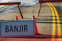 Petugas BPBD DKI Jakarta memastikan genangan banjir akibat luapan sungai telah surut di sejumlah wilayah Jakarta, Minggu (1/2/2026).