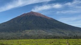 Pendaki menapaki jalur aman Gunung Kerinci setelah BBTNKS membuka kembali akses mulai 12 Februari 2026.