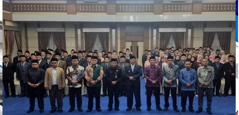 Wakil Wali Kota Sungai Penuh, Azhar Hamzah, memimpin pelantikan dan pengukuhan 144 pejabat eselon II, III, dan IV di Aula Kantor Wali Kota Sungai Penuh pada Sabtu malam (31/1/2026).