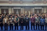 Wakil Wali Kota Sungai Penuh, Azhar Hamzah, memimpin pelantikan dan pengukuhan 144 pejabat eselon II, III, dan IV di Aula Kantor Wali Kota Sungai Penuh pada Sabtu malam (31/1/2026).