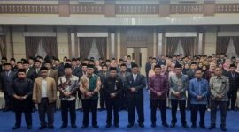 Wakil Wali Kota Sungai Penuh, Azhar Hamzah, memimpin pelantikan dan pengukuhan 144 pejabat eselon II, III, dan IV di Aula Kantor Wali Kota Sungai Penuh pada Sabtu malam (31/1/2026).