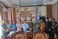 Sekda Alpian menyambut Komandan Kodim 0417/Kerinci dalam kunjungan silaturahmi untuk membahas percepatan pembangunan Gerai Koperasi Merah Putih di Kota Sungai Penuh.