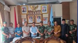 Sekda Alpian menyambut Komandan Kodim 0417/Kerinci dalam kunjungan silaturahmi untuk membahas percepatan pembangunan Gerai Koperasi Merah Putih di Kota Sungai Penuh.