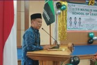 Sekda Alpian memberikan sambutan saat membuka School of Leadership HMI Cabang Kerinci–Sungai Penuh dalam rangka Milad ke-79.