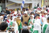 Wali Kota Alfin memimpin gotong royong bersama warga 6 Luhah Sungai Penuh, disambut hangat masyarakat, Minggu (8/2).