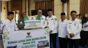 Penyerahan bantuan simbolis saat safari jumat untuk pembangunan Masjid Taqwa oleh Pemkot Sungai Penuh.