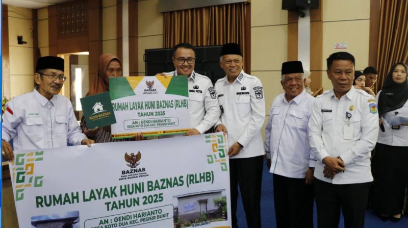 Wali Kota Sungai Penuh, Alfin, SH, menyerahkan bantuan pembangunan Masjid Taqwa Desa Karya Bakti saat Safari Jumat.