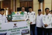 Wali Kota Sungai Penuh, Alfin, SH, menyerahkan bantuan pembangunan Masjid Taqwa Desa Karya Bakti saat Safari Jumat.
