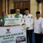 Wali Kota Sungai Penuh, Alfin, SH, menyerahkan bantuan pembangunan Masjid Taqwa Desa Karya Bakti saat Safari Jumat.