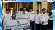 Wali Kota Sungai Penuh Alfin menyerahkan bantuan sembako Ramadhan kepada mustahik dhuafa.