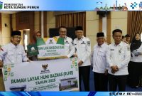 Wali Kota Alfin menyerahkan sembako Ramadhan dan bantuan RLHB kepada dhuafa.