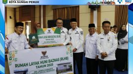 Wali Kota Alfin menyerahkan sembako Ramadhan dan bantuan RLHB kepada dhuafa.