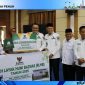 Wali Kota Alfin menyerahkan sembako Ramadhan dan bantuan RLHB kepada dhuafa.