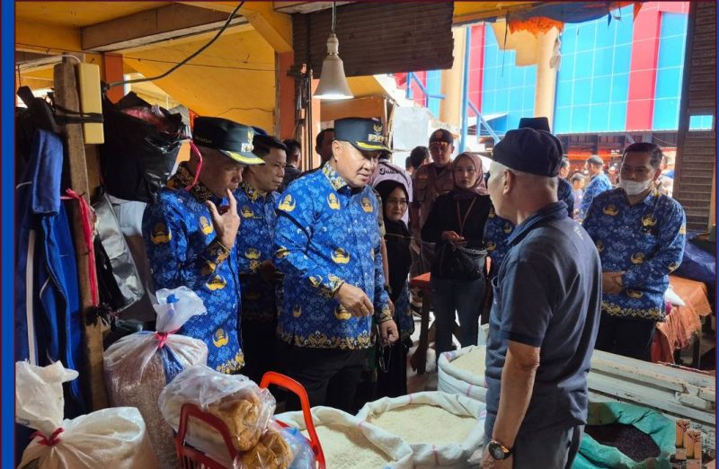 Walikota Sungai Penuh melakukan sidak ke pasar tradisional bersama Wakil Walikota untuk memantau stok dan harga bahan pokok menjelang Ramadhan 1447 H.