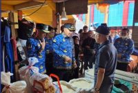 Walikota Sungai Penuh melakukan sidak ke pasar tradisional bersama Wakil Walikota untuk memantau stok dan harga bahan pokok menjelang Ramadhan 1447 H.
