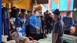 Walikota Sungai Penuh melakukan sidak ke pasar tradisional bersama Wakil Walikota untuk memantau stok dan harga bahan pokok menjelang Ramadhan 1447 H.
