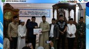 Walikota Alfin menyerahkan bantuan CSR Rp10 Juta untuk Masjid Baiturrahman saat Safari Ramadhan