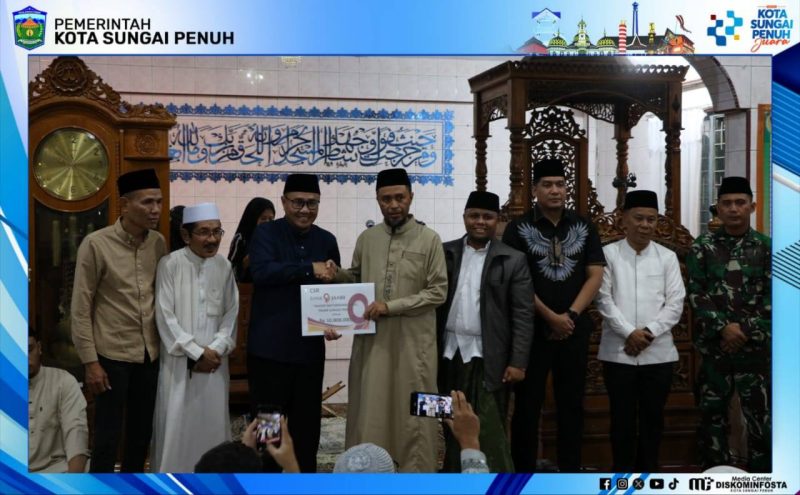 Walikota Alfin serahkan CSR Rp10 Juta untuk Masjid Baiturrahman (Foto Humas Pemkot)