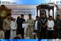 Walikota Alfin serahkan CSR Rp10 Juta untuk Masjid Baiturrahman (Foto Humas Pemkot)