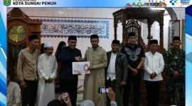 Walikota Alfin serahkan CSR Rp10 Juta untuk Masjid Baiturrahman (Foto Humas Pemkot)