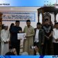 Walikota Alfin serahkan CSR Rp10 Juta untuk Masjid Baiturrahman (Foto Humas Pemkot)