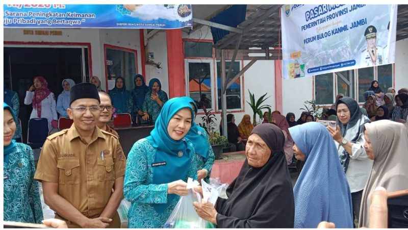 Ketua TP PKK Sri Kartini meninjau pasar murah di Sungai Penuh untuk memastikan harga kebutuhan pokok .( foto Humas)