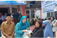 Ketua TP PKK Sri Kartini meninjau pasar murah di Sungai Penuh untuk memastikan harga kebutuhan pokok .( foto Humas)