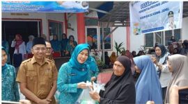 Ketua TP PKK Sri Kartini meninjau pasar murah di Sungai Penuh untuk memastikan harga kebutuhan pokok .( foto Humas)