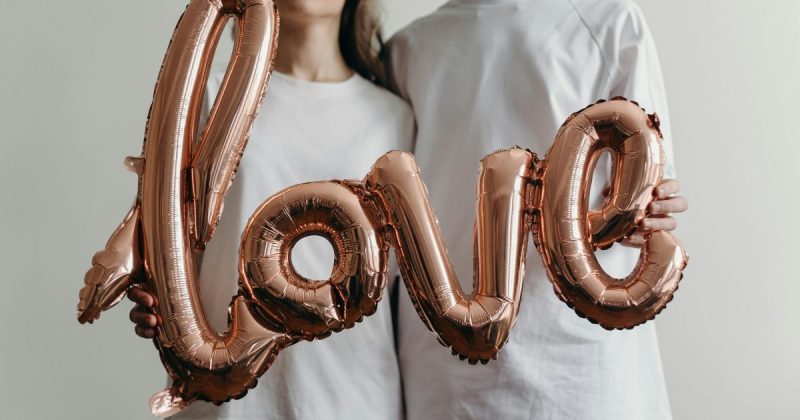 Ilustrasi pasangan romantis menikmati momen kebersamaan, menggambarkan dinamika asmara 12 zodiak pada Kamis, 26 Februari 2026. ( foto pexels)