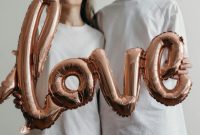 Ilustrasi pasangan romantis menikmati momen kebersamaan, menggambarkan dinamika asmara 12 zodiak pada Kamis, 26 Februari 2026. ( foto pexels)