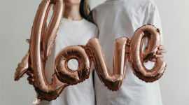 Ilustrasi pasangan romantis menikmati momen kebersamaan, menggambarkan dinamika asmara 12 zodiak pada Kamis, 26 Februari 2026. ( foto pexels)