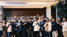 Pimpinan PT Trend Gen Harizon, Gentar Ali Putra, bersama jajaran manajemen dan mitra media dalam suasana penuh kebersamaan saat bukber HUT ke-1.