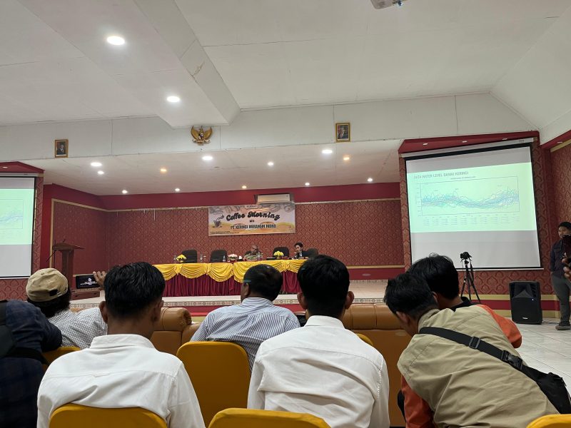 Asroli dari PLTA Merangin menjelaskan turunnya air Danau Kerinci. (Foto Toro inbrita)