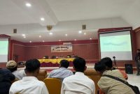 Asroli dari PLTA Merangin menjelaskan turunnya air Danau Kerinci. (Foto Toro inbrita)