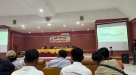 Asroli dari PLTA Merangin menjelaskan turunnya air Danau Kerinci. (Foto Toro inbrita)