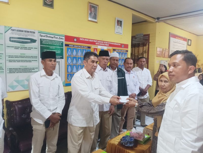 Pengurus DPC Gerindra Sungai Penuh menyerahkan bantuan kepada anak panti asuhan saat peringatan HUT ke-18 Partai Gerindra.