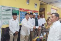 Pengurus DPC Gerindra Sungai Penuh menyerahkan bantuan kepada anak panti asuhan saat peringatan HUT ke-18 Partai Gerindra.