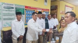 Pengurus DPC Gerindra Sungai Penuh menyerahkan bantuan kepada anak panti asuhan saat peringatan HUT ke-18 Partai Gerindra.