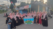 Ibu-ibu Majelis Taklim Talang Lindung berfoto bersama senyum hangat