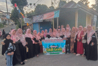 Ibu-ibu Majelis Taklim Talang Lindung mengabadikan momen kebersamaan Ramadan.