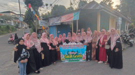 Ibu-ibu Majelis Taklim Talang Lindung mengabadikan momen kebersamaan Ramadan.