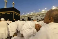 Ilustrasi depan Ka’bah yang menggambarkan suasana ibadah umat Islam di Masjidil Haram.