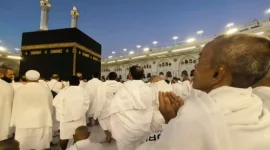 Ilustrasi depan Ka’bah yang menggambarkan suasana ibadah umat Islam di Masjidil Haram.