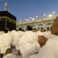 Ilustrasi depan Ka’bah yang menggambarkan suasana ibadah umat Islam di Masjidil Haram.