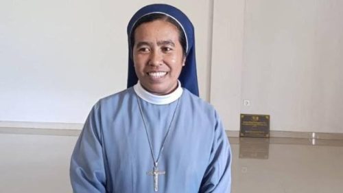 Suster Ika mendampingi korban TPPO yang telah dievakuasi dan mendapatkan pendampingan di rumah aman.