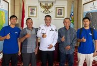 Wali Kota Sungai Penuh, Alfin, menerima kunjungan Ketua Lembaga Adat Enam Luhah di ruang kerjanya, Rabu (11/2).