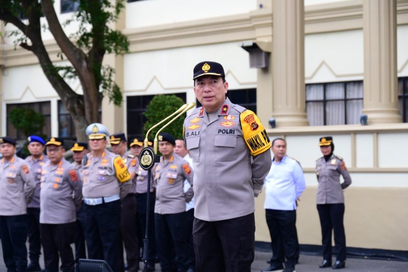 Wakapolda Jambi Brigjen Pol. B. Ali memimpin apel pagi perdana di Lapangan Hitam Mapolda Jambi, Senin (9/2/2026).
