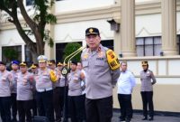 Wakapolda Jambi Brigjen Pol. B. Ali memimpin apel pagi perdana di Lapangan Hitam Mapolda Jambi, Senin (9/2/2026).