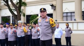 Wakapolda Jambi Brigjen Pol. B. Ali memimpin apel pagi perdana di Lapangan Hitam Mapolda Jambi, Senin (9/2/2026).