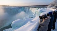 Air Terjun Niagara sebagian membeku di musim dingin dengan gundukan es dan kabut beku di sekitarnya